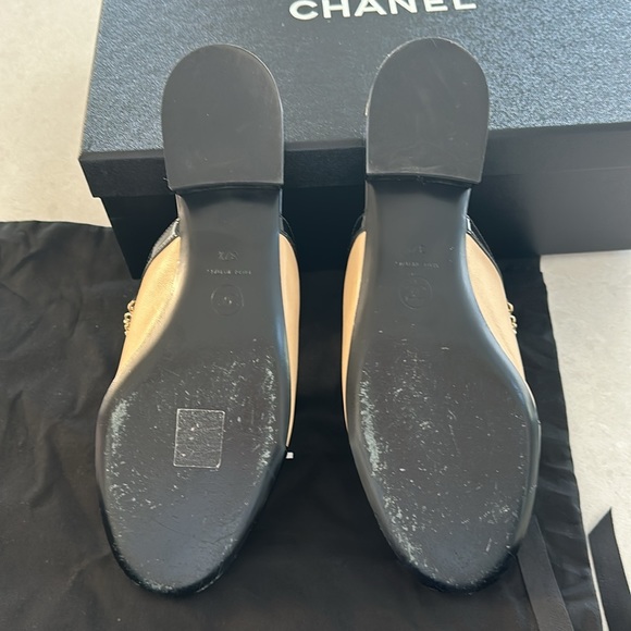 Chanel rare mule slip ons with gold chain. Leather with black patent leather - Picture 4 of 5